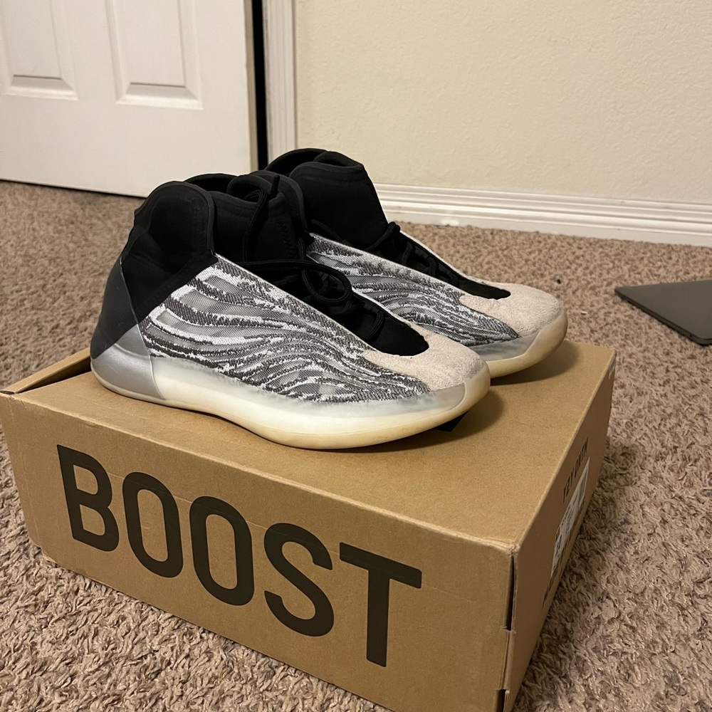 Yeezy quantum size 10